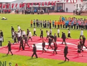 23 Nisan’da yere serilen Türk bayrağı görüntüsü olay oldu! Cumhurbaşkanlığı’ndan açıklama var