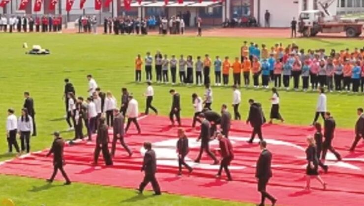 23 Nisan’da yere serilen Türk bayrağı görüntüsü olay oldu! Cumhurbaşkanlığı’ndan açıklama var