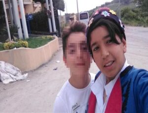 8 yıl önce tüfekle öldürülen Kerem’in ailesinin avukatı duruşma salonunda bastonla olayı canlandırdı