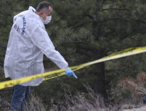 Annenin cesedi toprağa gömülü, oğlu da silahla vurulmuş halde bulundu