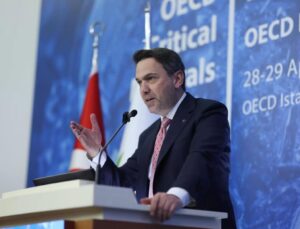 Bakan Bayraktar’dan sert uyarı: İşçisinin hakkını ödemeyene ruhsat yok