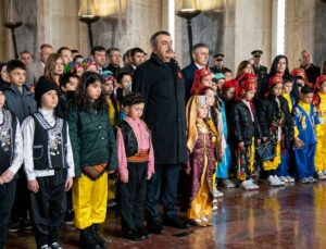 Bakan Tekin 81 ilden çocuklarla Anıtkabir’de: Düşünen, üreten ve değer katan bireyler yetiştiriyoruz