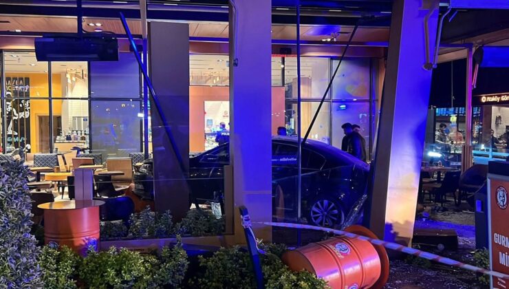 Bakırköy’de otomobil kafedeki müşterilerin arasına daldı: 6 yaralı
