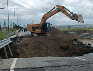 Batman’da yoğun yağış nedeniyle yol çöktü