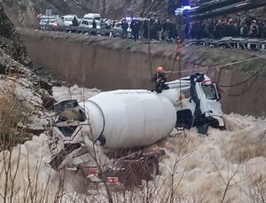 Bitlis’te beton mikseri dereye yuvarlandı: Kayıp şoför için seferberlik başlatıldı