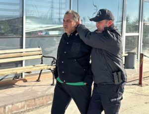 Dikkat çeken görüntü! Belediye başkanı adliyeye böyle götürüldü