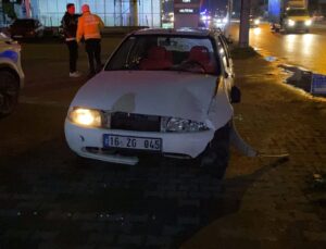 Düşürdüğü telefonunu alırken araba çarptı