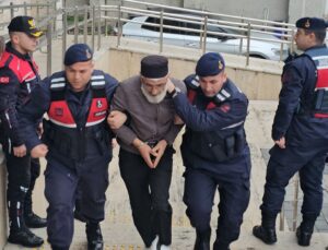 Eşini ve kayınvalidesini öldüren sanıktan hakimi çıldırtan "öpücük" savunması