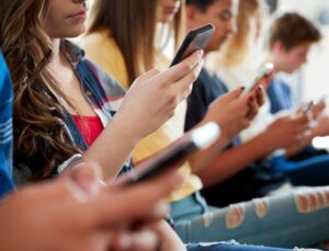 Fransa’da tüm öğrenciler ayakta! Kişisel verileri internete sızdı