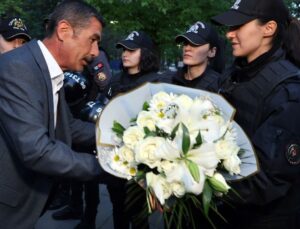 Günlerdir süren krizin ardından madenciler polislere çiçek verdi