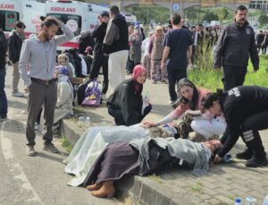 Halk otobüsü otomobilin üzerine devrildi: 44 yaralı