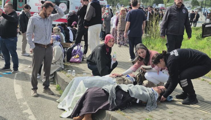 Halk otobüsü otomobilin üzerine devrildi: 44 yaralı