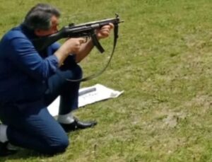 İlçe Milli Eğitim müdüründen silahlı paylaşım! Tepki gelince kaldırdı