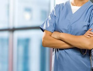 İngiltere’de hastaneler personel açığı nedeniyle hemşireleri doktorların yerine kullanıyor