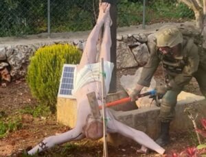 İsrail askeri İsa heykeline balta ile saldırdı