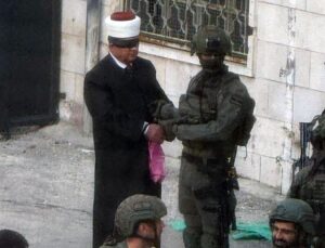 İsrail askerleri Filistinli eski bakanı ellerini ve gözlerini bağlayarak gözaltına aldı