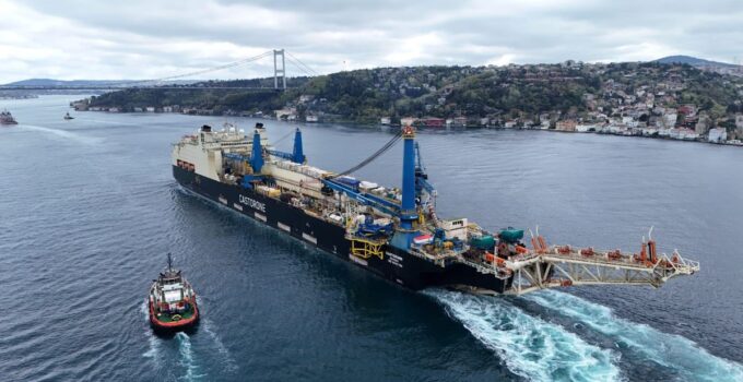 İstanbul Boğazı’nda gemi trafiği çift yönlü askıya alındı