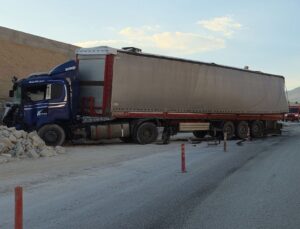 İstinat duvarına çarpan TIR’daki mermerler, otomobildekilerin üzerine düştü; 1 ölü, 3 yaralı