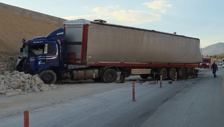 İstinat duvarına çarpan TIR’daki mermerler, otomobildekilerin üzerine düştü; 1 ölü, 3 yaralı