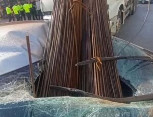 Kavşakta korku dolu anlar! Demirler araca saplandı