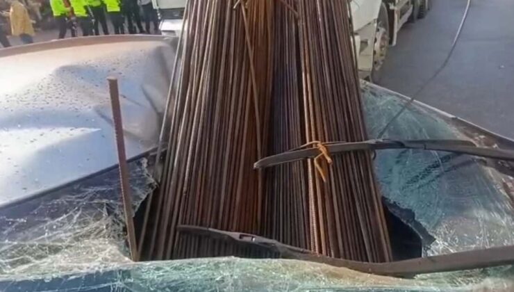 Kavşakta korku dolu anlar! Demirler araca saplandı