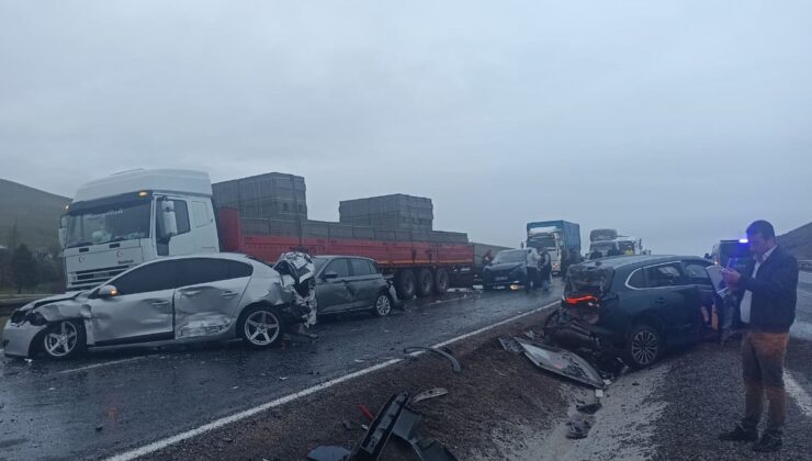 Kontrolden çıkan yolcu otobüsü 10 araca çarparak durabildi