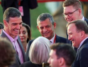 Özgür Özel, İspanya’da Başbakan Sanchez ile bir araya geldi