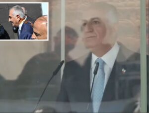 Rıza Pehlevi, cam fanus içinden kalabalığa konuştu