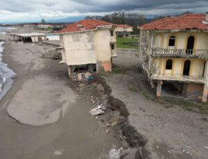 Sakarya’da kıyı erozyonu nedeniyle bir villa yıkılma tehlikesi yaşıyor