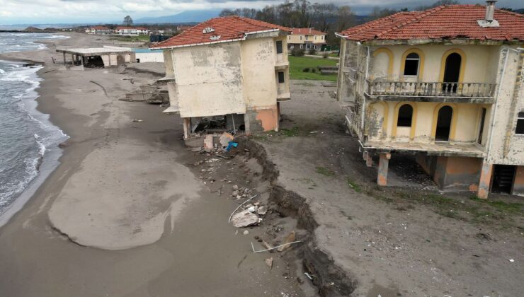 Sakarya’da kıyı erozyonu nedeniyle bir villa yıkılma tehlikesi yaşıyor
