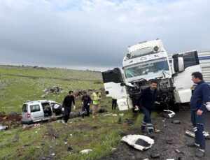 Şanlıurfa’da tır ile hafif ticari araç çarpıştı: 2 ölü, 1 yaralı