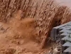 Siirt’te sağanak; Yollar çöktü, ev ve iş yerlerini su bastı