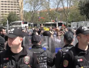 Taksim metro istasyonu ikinci bir duyuruya kadar kapatıldı, polis toplanan kalabalığa müdahale etti