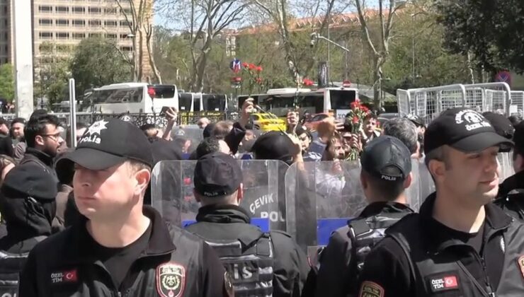 Taksim metro istasyonu ikinci bir duyuruya kadar kapatıldı, polis toplanan kalabalığa müdahale etti