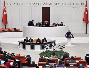 TBMM’den geçti! Kadınların doğum izni artıyor, 15 yaş altına da sosyal medya yasaklanacak