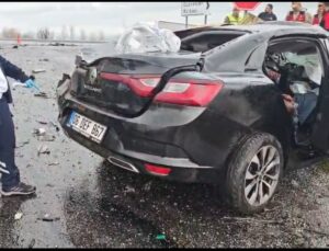 Tır ile otomobil çarpıştı; 2 ölü, 1 yaralı