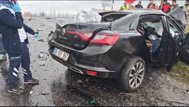 Tır ile otomobil çarpıştı; 2 ölü, 1 yaralı