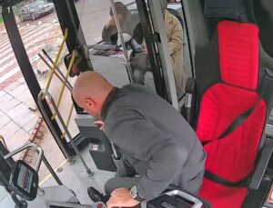 Yere düşen Türk Bayrağı için otobüsü durdurdu