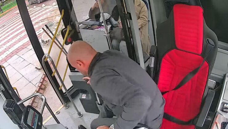 Yere düşen Türk Bayrağı için otobüsü durdurdu