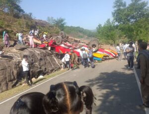 Yolcu otobüsü uçuruma yuvarlandı! 15 kişi feci şekilde can verdi