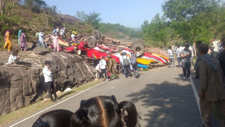 Yolcu otobüsü uçuruma yuvarlandı! 15 kişi feci şekilde can verdi