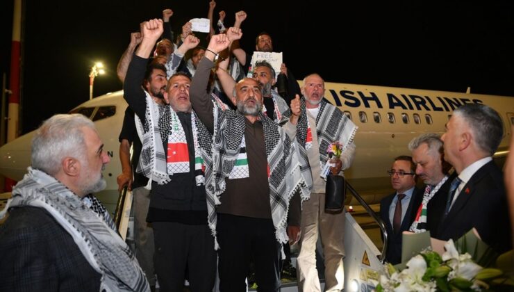 İsrail’in alıkoyduğu Küresel Sumud Filosu aktivistlerini taşıyan uçak İstanbul’a iniş yaptı