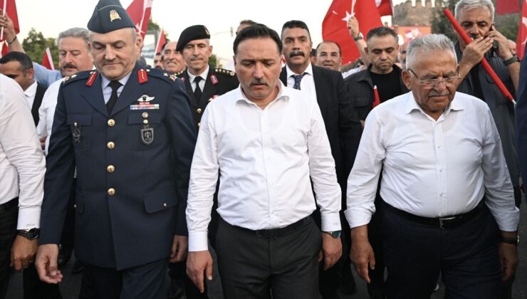 7 ilde 15 Temmuz yürüyüşleri: Binlerce kişi meydanlara akın etti