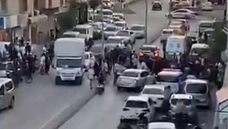 Adana’da husumetlilerin silahlı kavgasında yoldan geçen genç vurularak öldü