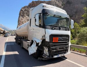 Adana’da tankerle çarpışan cipteki çift yaralandı
