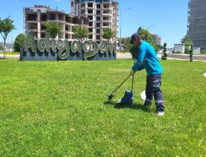 Adıyaman’da belediye işçisi boş vakitlerinde duvarları çizdiği resimlerle süslüyor