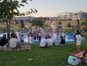 Adıyaman’da çocuklar sıcak havadan su oyun parklarında serinleyerek korunuyor