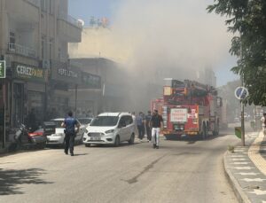 Adıyaman’da iş yeri yangını: 2 itfaiyeci dumandan etkilendi, 1 yaralı