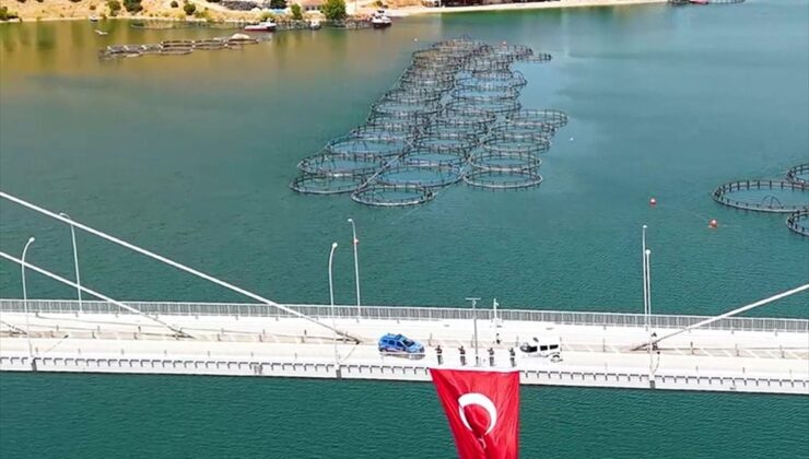 Ağın’da şehit köprüsüne 15 Temmuz için dev Türk bayrağı