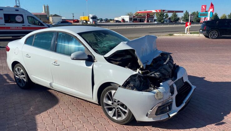 Aksaray’da otomobilin çimento tankerine çarpması sonucu 5 kişi yaralandı